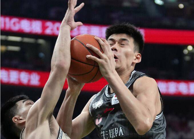 第70分钟，埃利奥特右路弧顶远射打在加布里埃尔身上反弹击中立柱。